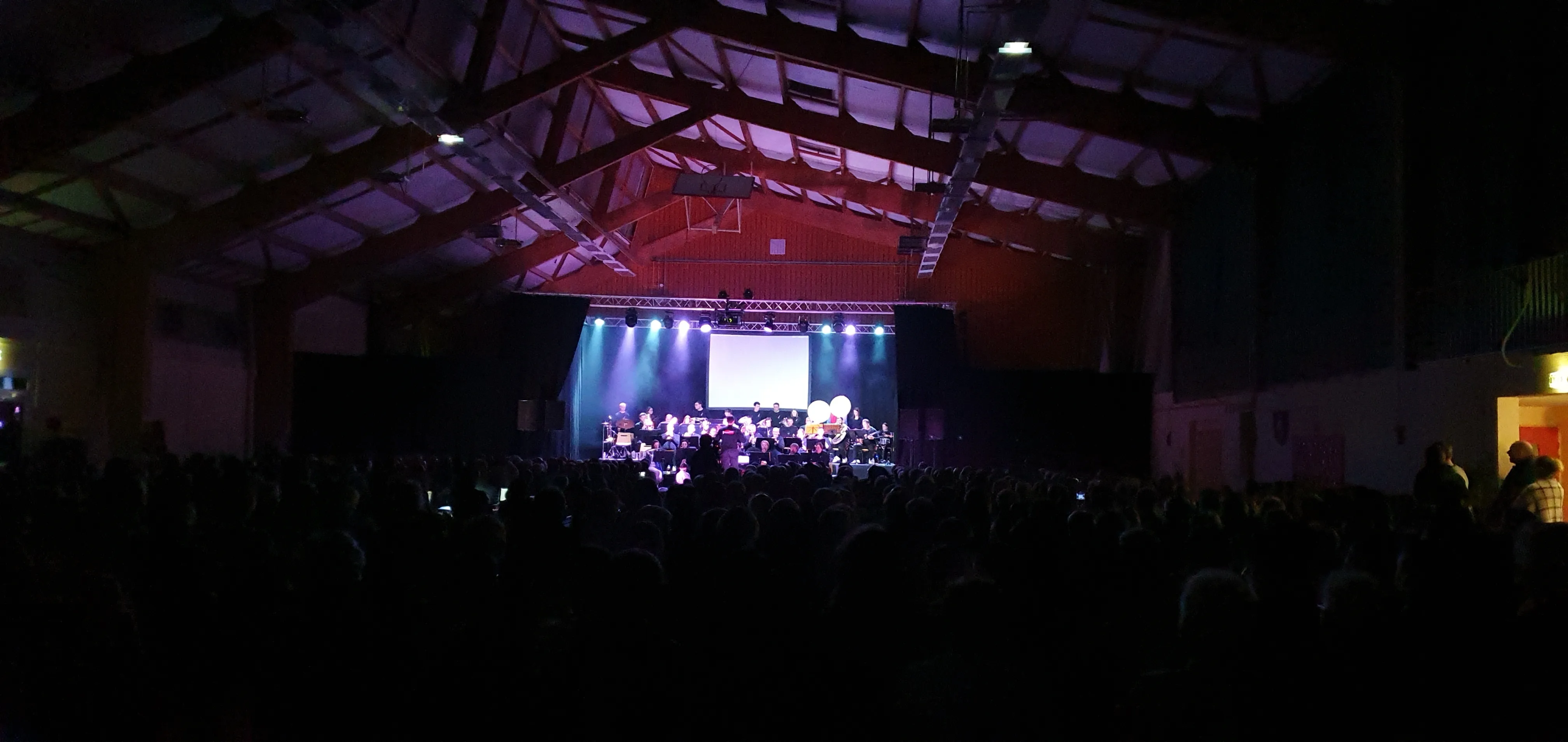 La Chapelloise en concert devant une salle remplie de spectateurs