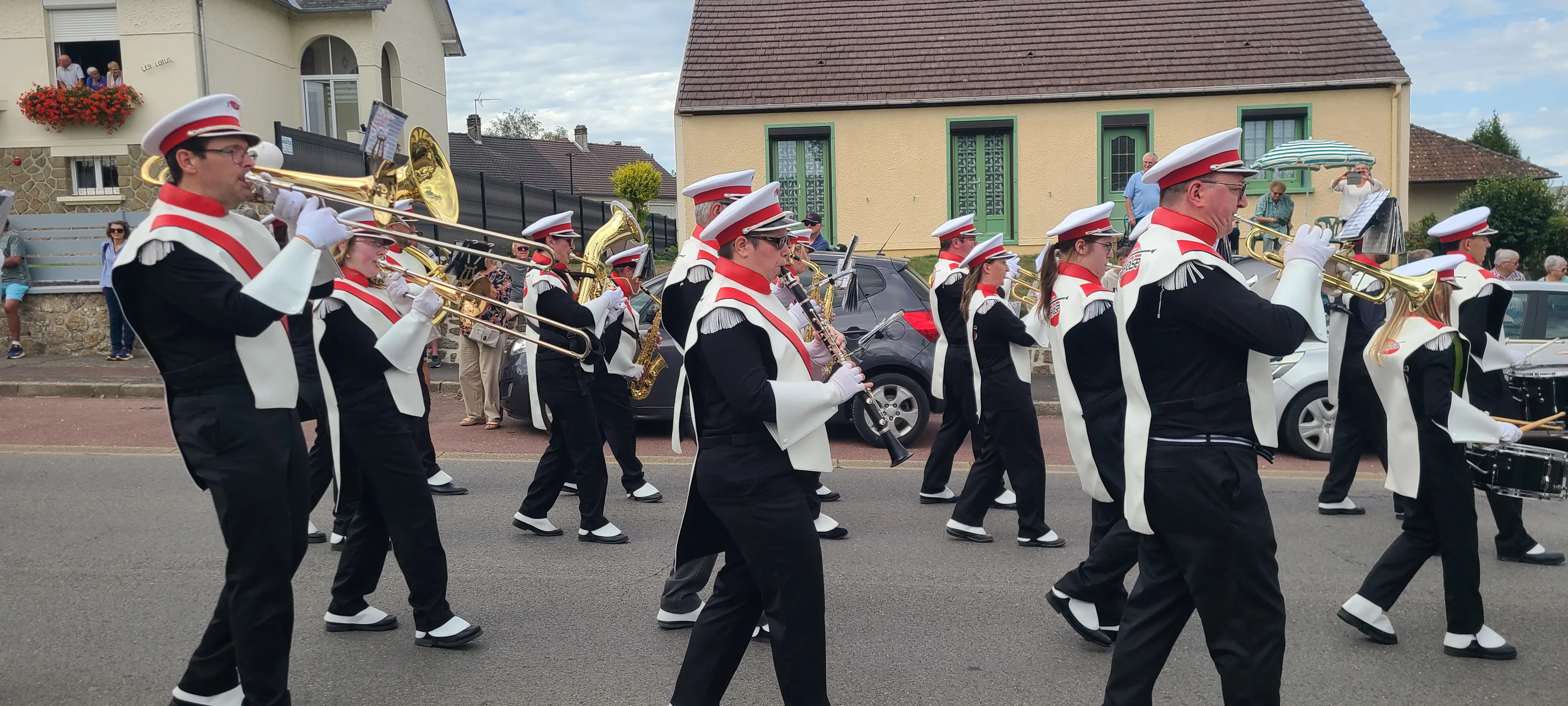Les cuivres de La Chapelloise jouent en marchant dans la rue