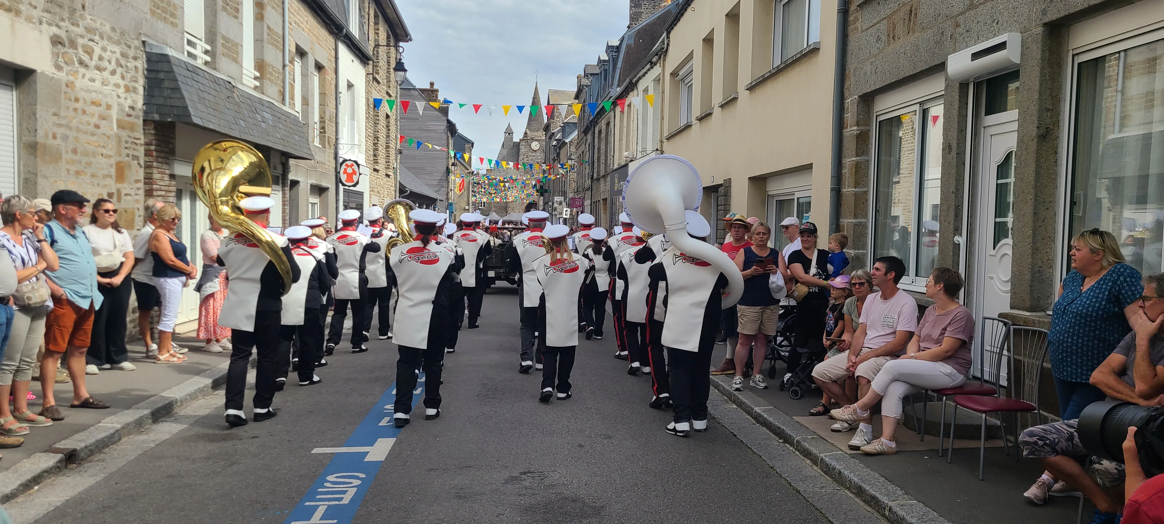 La Chapelloise défile dans une rue bordée de spectateurs