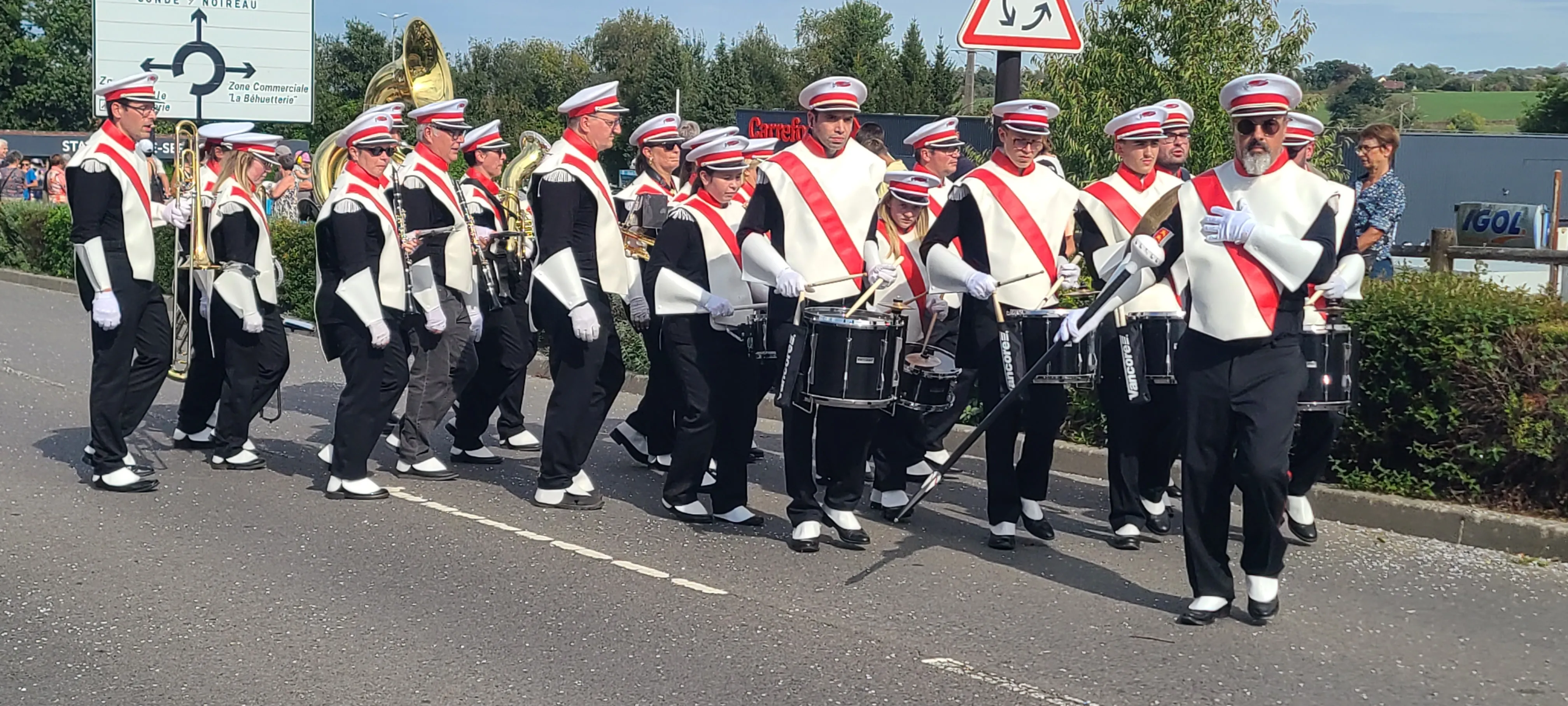 La Chapelloise avance en formation dans une rue