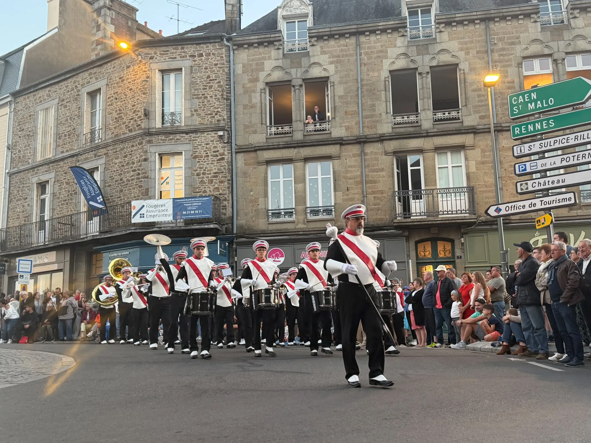 Le meneur ouvre la marche devant les musiciens de La Chapelloise